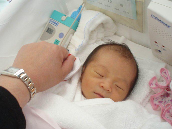 未出月子产妇侧切处刀口化脓感染，医生愤怒指责婆婆迷信太无知