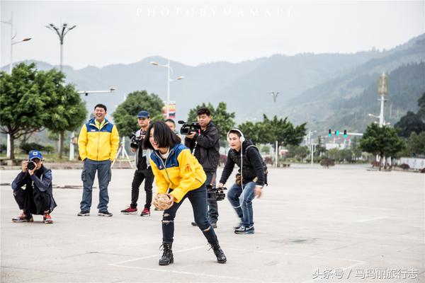 上山割茅草编茅草筐,农村割草竹筐手工编织教程