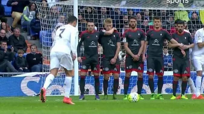 足球中场任意球的技巧,罗纳德科曼罚球技巧