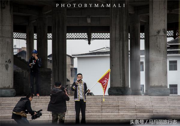 上山割茅草编茅草筐,农村割草竹筐手工编织教程