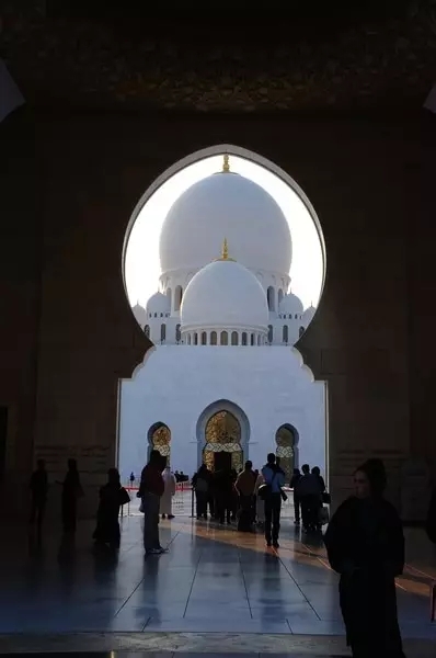 比迪拜富有的阿布扎比,阿布扎比跟迪拜哪个富有