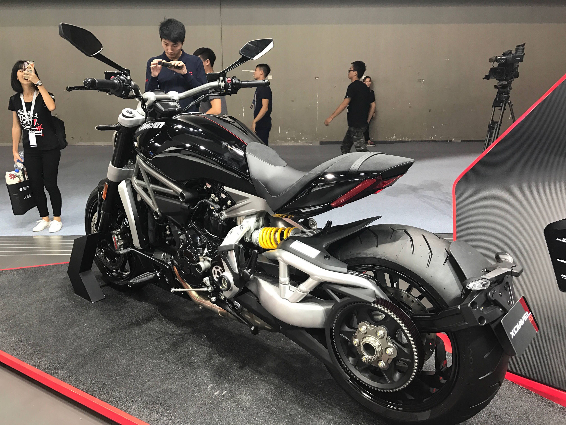 杜卡迪大魔鬼和哈雷肥霸怎么选,杜卡迪大魔鬼对比哈雷运动者