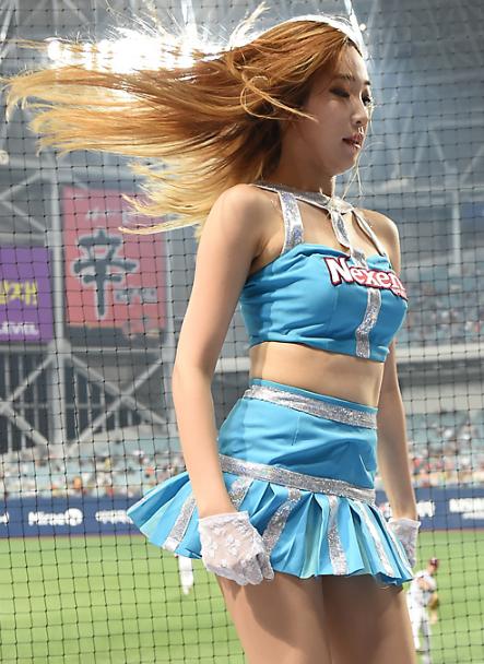 韩国人会玩从篮球调来拉拉队支持棒球，结果拉拉队还是足球队的