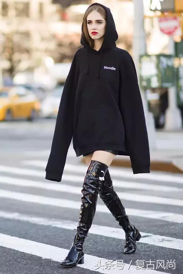 连帽卫衣今年很流行,长款连帽卫衣怎么穿才好看
