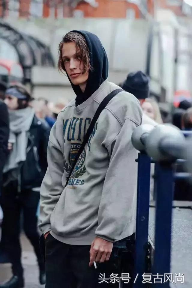 连帽卫衣今年很流行,长款连帽卫衣怎么穿才好看