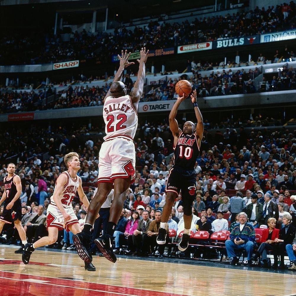 篮球交叉步顺步过人,顺步和交叉步运球训练方法