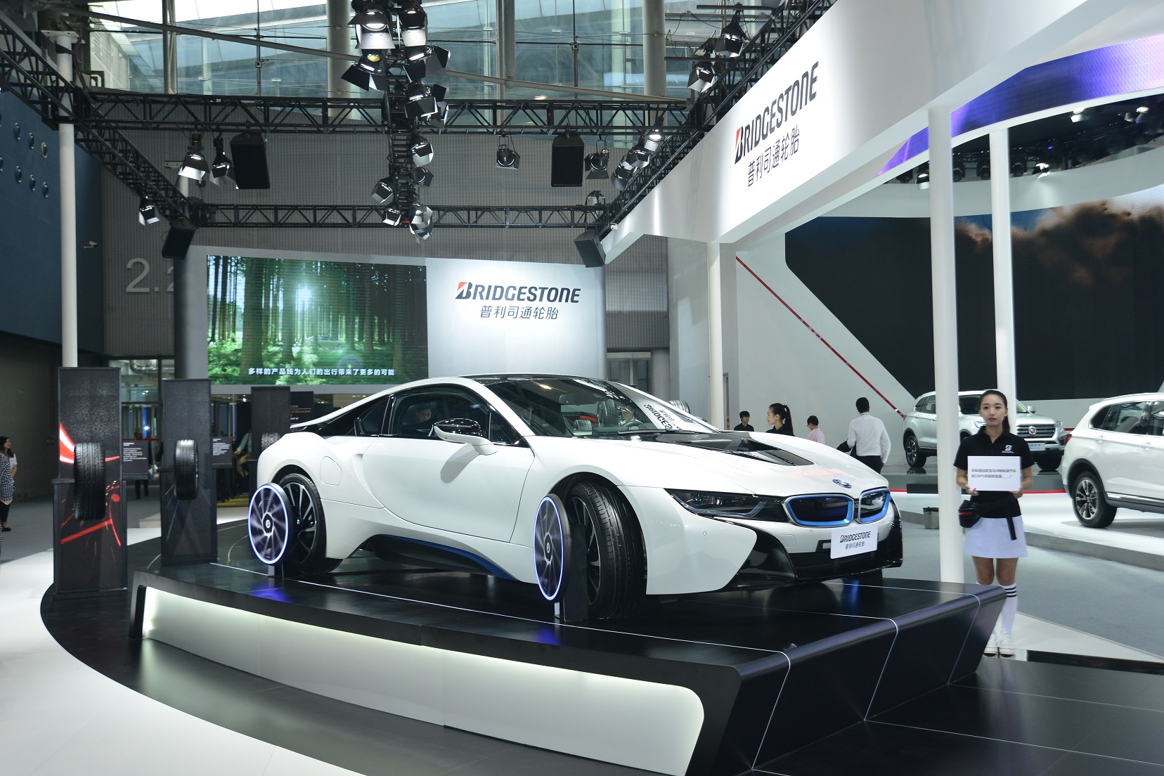 宝马i8悬浮轮胎,宝马i8用215的轮胎