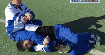 这个男人太神奇！会唱会跳有腹肌，还会边织毛衣边撒娇···