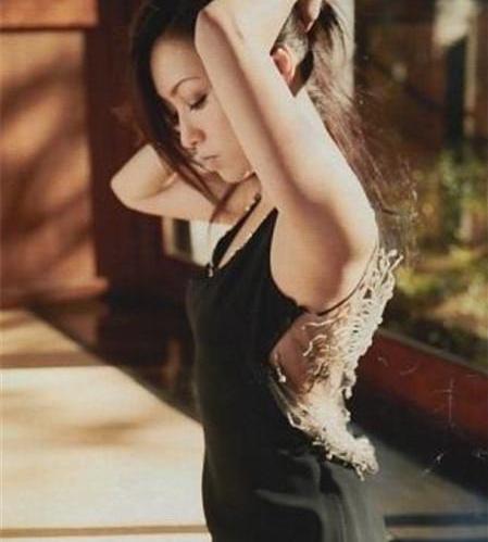 知名女歌手吸毒被抓,吸毒的女明星被抓现场