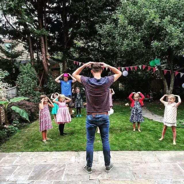 养了四个孩子的爸爸吃饭,养了很多孩子的爸爸