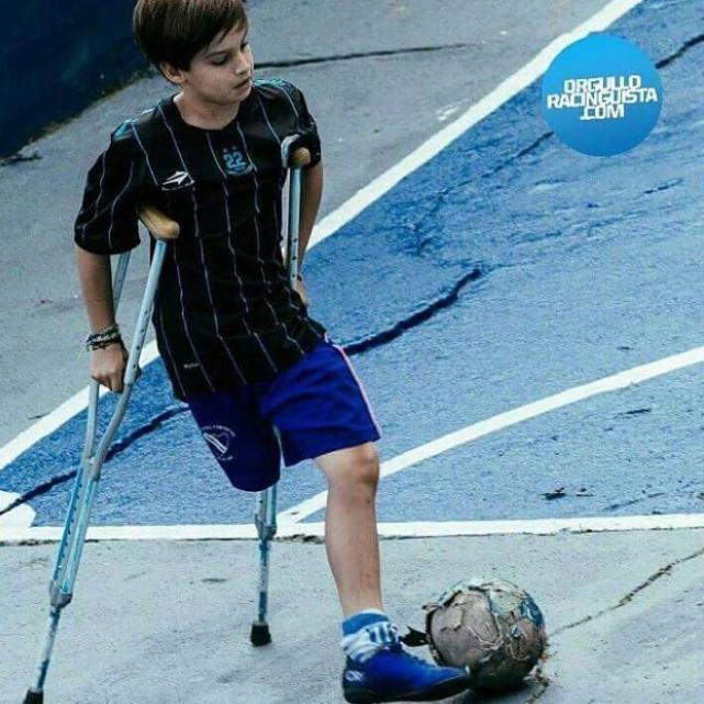 踢足球的小男孩精彩瞬间,足球小男孩泪目瞬间