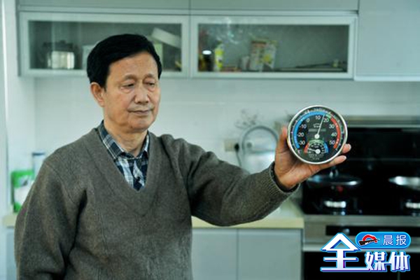 手冷脚冷头疼嗓子疼低烧,头疼且夜间发烧腿脚无力