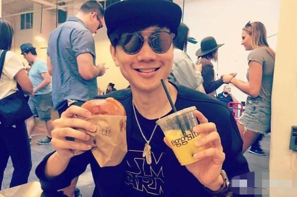 王思聪敢给王可可买这条狗链，看来是决心挑衅整个娱乐圈了