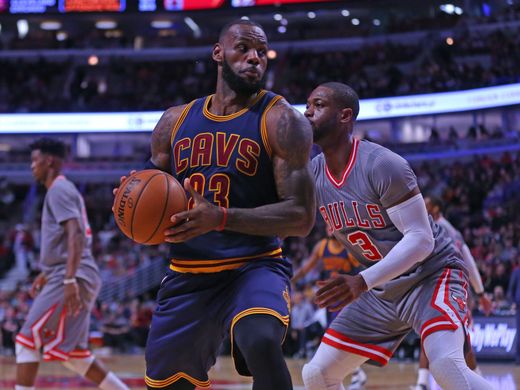 詹姆斯愿赌服输穿上芝加哥小熊队服，“赌棍”韦德“笑Cry”