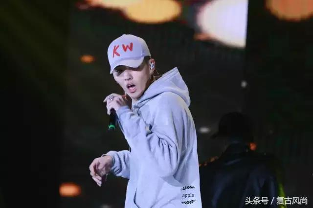 连帽卫衣今年很流行,长款连帽卫衣怎么穿才好看