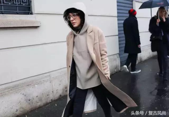 连帽卫衣今年很流行,长款连帽卫衣怎么穿才好看