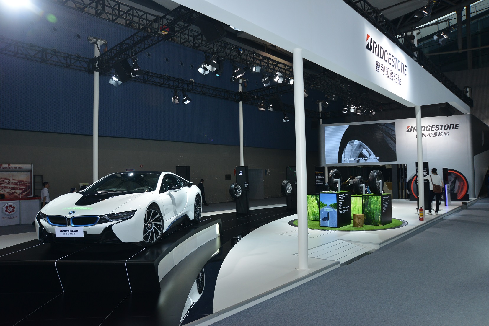 宝马i8悬浮轮胎,宝马i8用215的轮胎