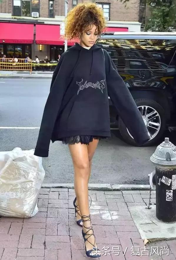 连帽卫衣今年很流行,长款连帽卫衣怎么穿才好看