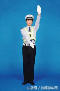 交警手势靠边停车信号有哪些规定,靠边停车和停止手势图解