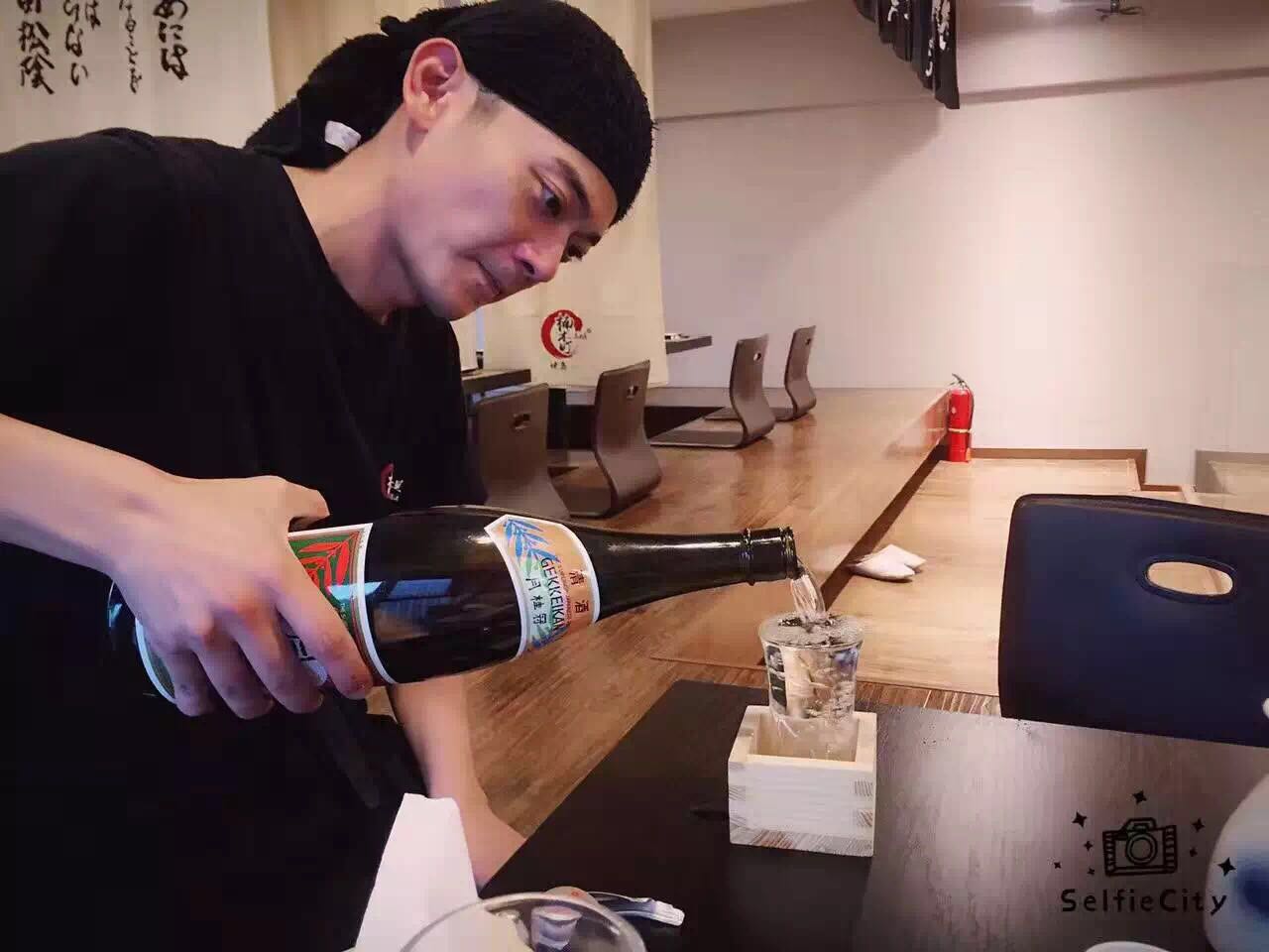 不当翻译官，他钻进居酒屋11年，终在山城做出最旧最暖的日料铺