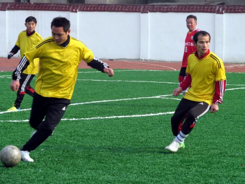 冬天踢球热身多久,冬季踢球好处多但这几点要牢记