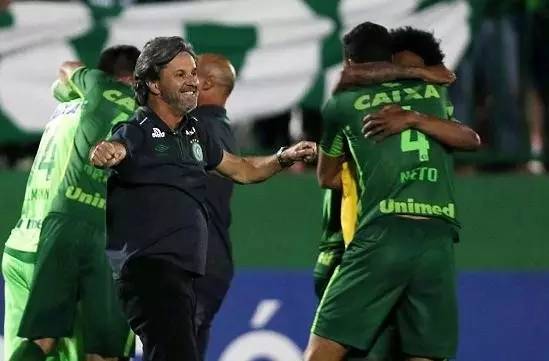 喜欢足球真是一辈子的事,喜欢足球因为足球很酷