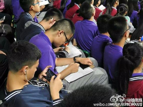 阿森纳踢得有多无聊？球迷宁愿主场看台上视频聊天+写作业