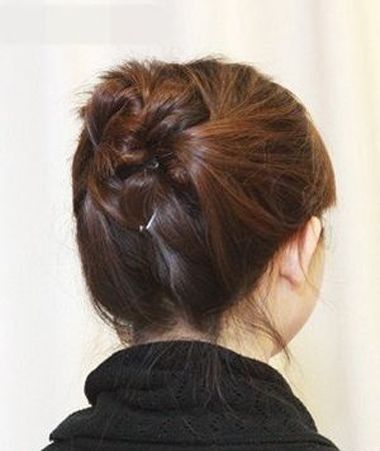 短发盘发简单款好看20岁,2款女生好看的盘发发型图解