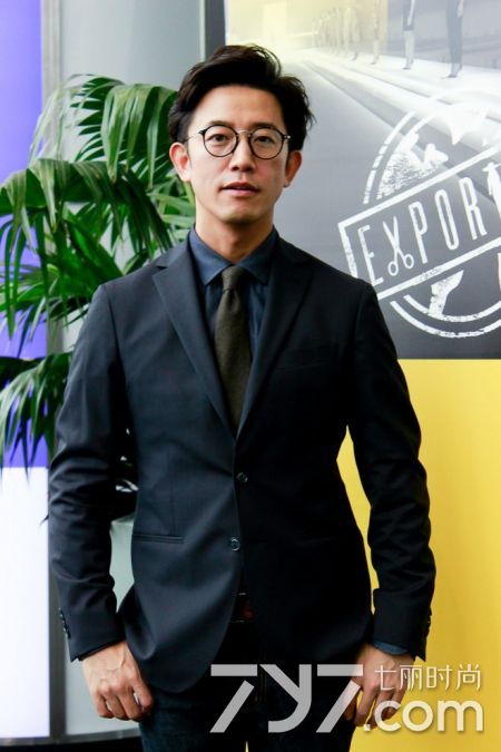 女生眼镜框搭配风格,灰白渐变眼镜框适合什么风格