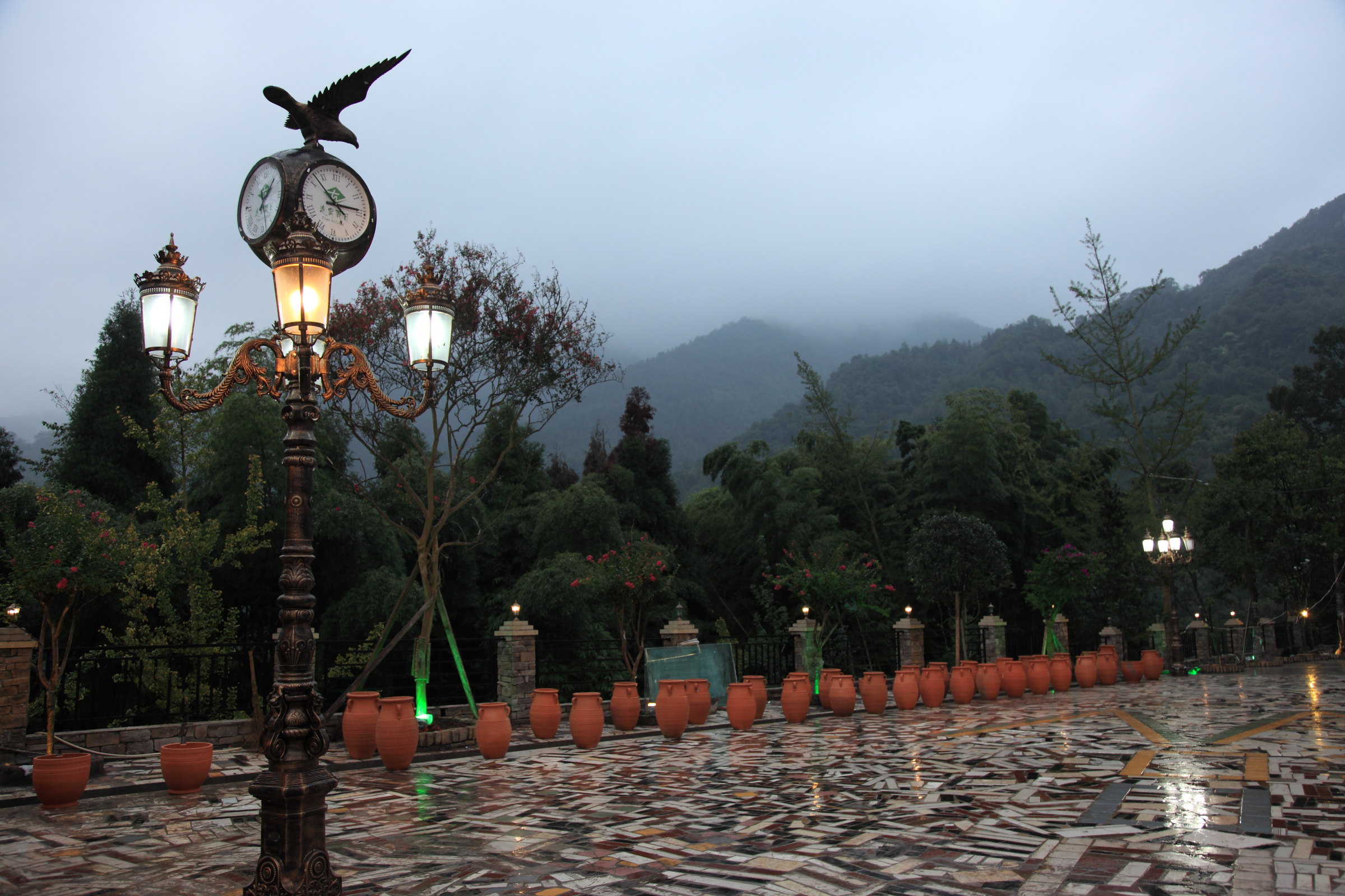 峨眉山旅游住哪个酒店比较方便,峨眉山度假酒店推荐最新