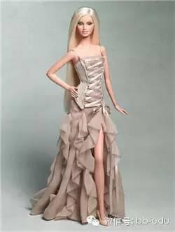 医生哭着给4岁女孩手术，取出体内芭比后，孩子的一句话让人心碎