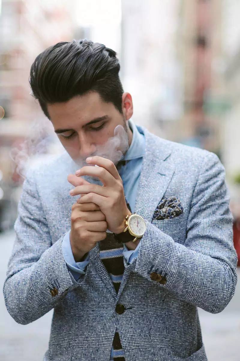 抽烟没格调、雪茄太做作，为什么不试下烟斗