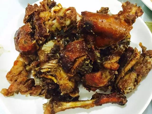 「美食探店」这家等吃鸭子的人天天都排到了胡同口，真的这么美味？