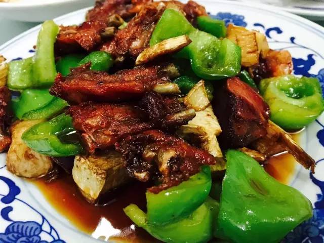 「美食探店」这家等吃鸭子的人天天都排到了胡同口，真的这么美味？