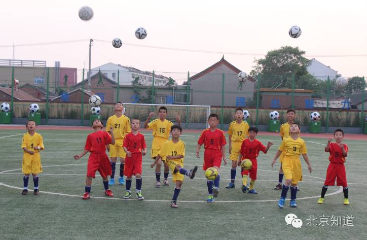 每人一个专属足球，西班牙外教上课，这所学校的足球运动逆天啦！