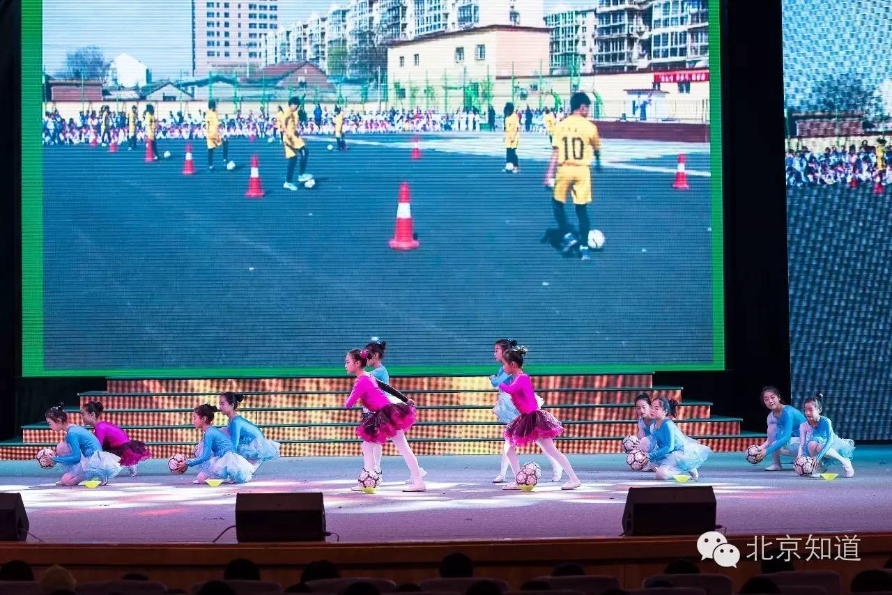 每人一个专属足球，西班牙外教上课，这所学校的足球运动逆天啦！