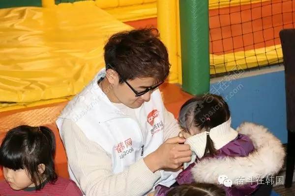 奋韩为孤儿院捐两千万韩币奶粉！用关爱温暖寒冬！