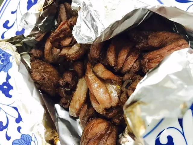 「美食探店」这家等吃鸭子的人天天都排到了胡同口，真的这么美味？