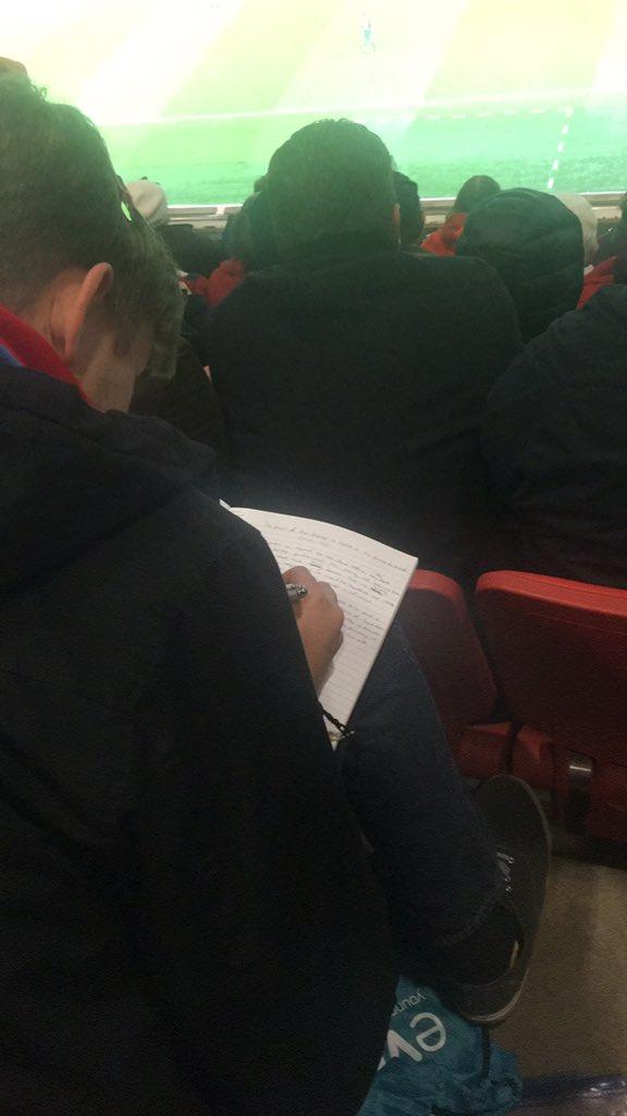 阿森纳踢得有多无聊？球迷宁愿主场看台上视频聊天+写作业