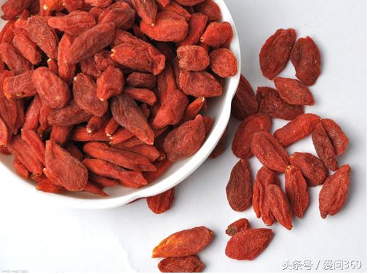 枸杞子有什么作用与功效和禁忌症,黑枸杞子的作用与功效每天吃几粒
