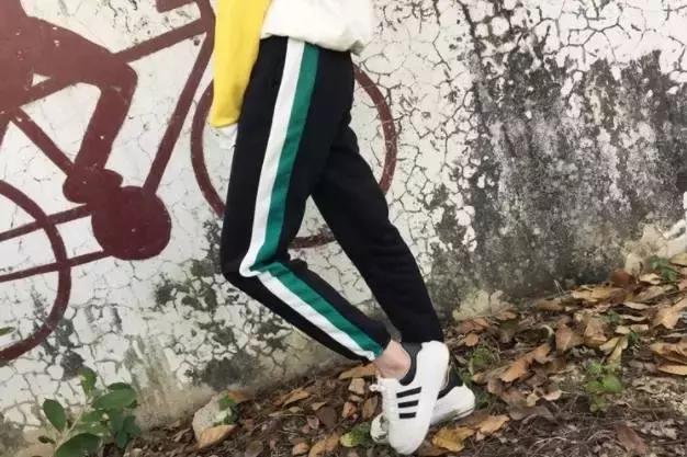 叫醒她们的不是梦想，而是冬天说卷就卷起的裤腿