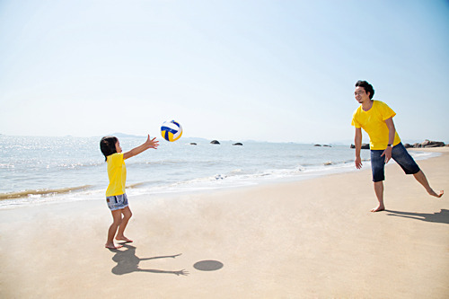 爸爸别懒，起来跟孩子做游戏吧！