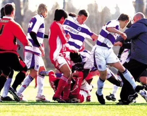 有胜利就有争斗，一起感受球场“火爆”瞬间！