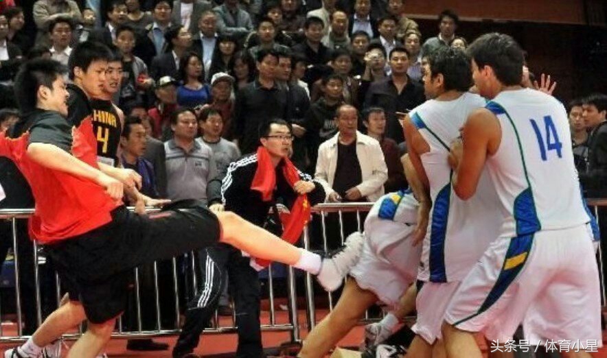 中国男篮国际赛场“硬核”名场面,中国男篮国际赛场强硬时刻