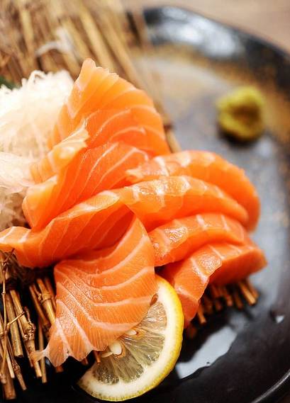 麻烦给我一份厚切三文鱼，再来一杯清酒！