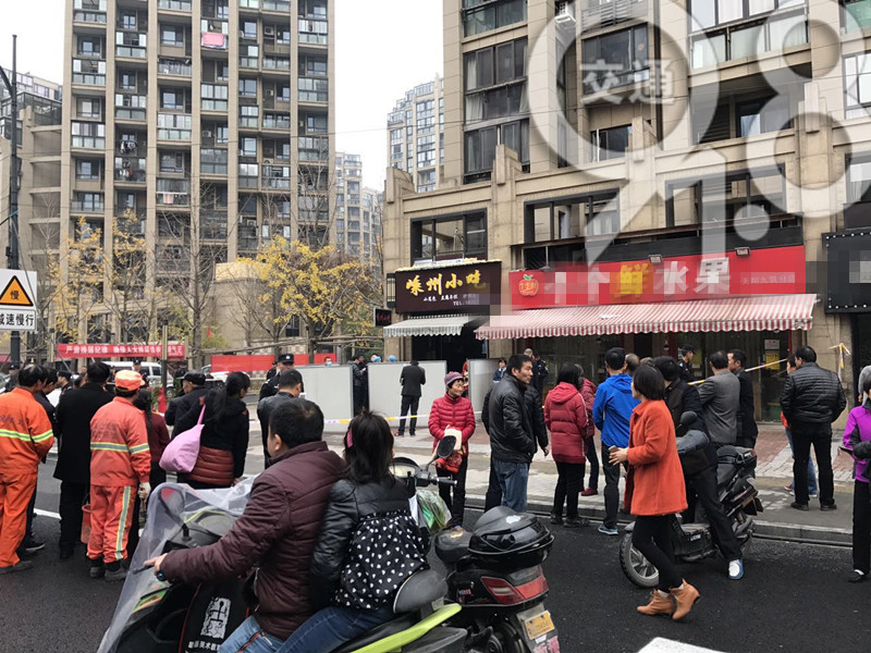 杭州：今天新店开张！送花的进店发现，两男一女躺在了地上……