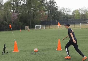 还在为接不到球而发愁吗,新手必学轻松踢50米长传球