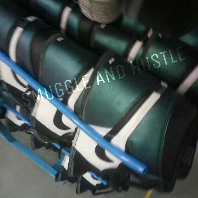 aj1现在哪双鞋值得入手,aj1两双不同配色一脚穿一只