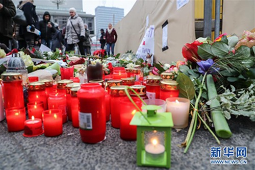 丧心病狂！恐怖分子吻别7岁女儿送其当“人肉*弹炸**”