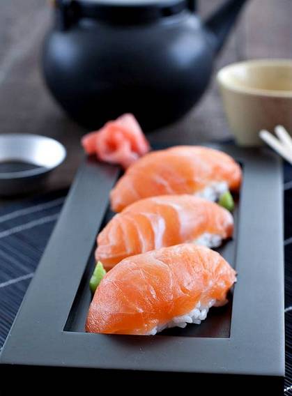 麻烦给我一份厚切三文鱼，再来一杯清酒！